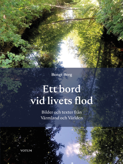 Ett bord vid livets flod – bilder och texter från Värmland och Världen i gruppen Böcker / Biografier hos Familjekortet Sverige AB (10006_9789189838567)