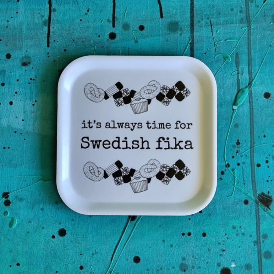 bricka/kakfat SWEDISH FIKA 20x20 cm i gruppen Hem / Kök & Matlagning / Dukning & Servering hos Familjekortet Sverige AB (10254_03202006401)