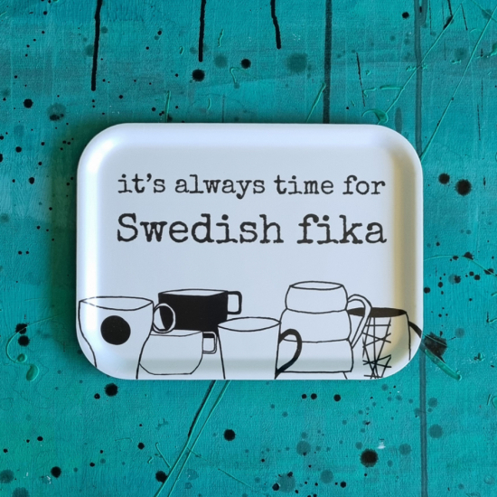 bricka SWEDISH FIKA 20x27 cm i gruppen Hem / Kök & Matlagning / Dukning & Servering hos Familjekortet Sverige AB (10254_03202702601)